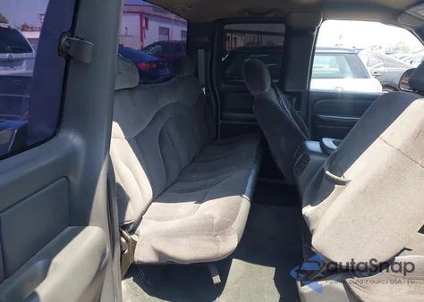 2001 GMC Sierra 1500 Sl z USA, uszkodzony, nr VIN 2GTEC19V211361155